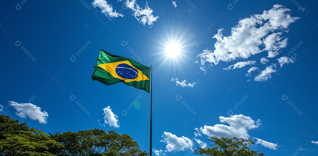 Bandeira do Brasil com céu azul ao fundo