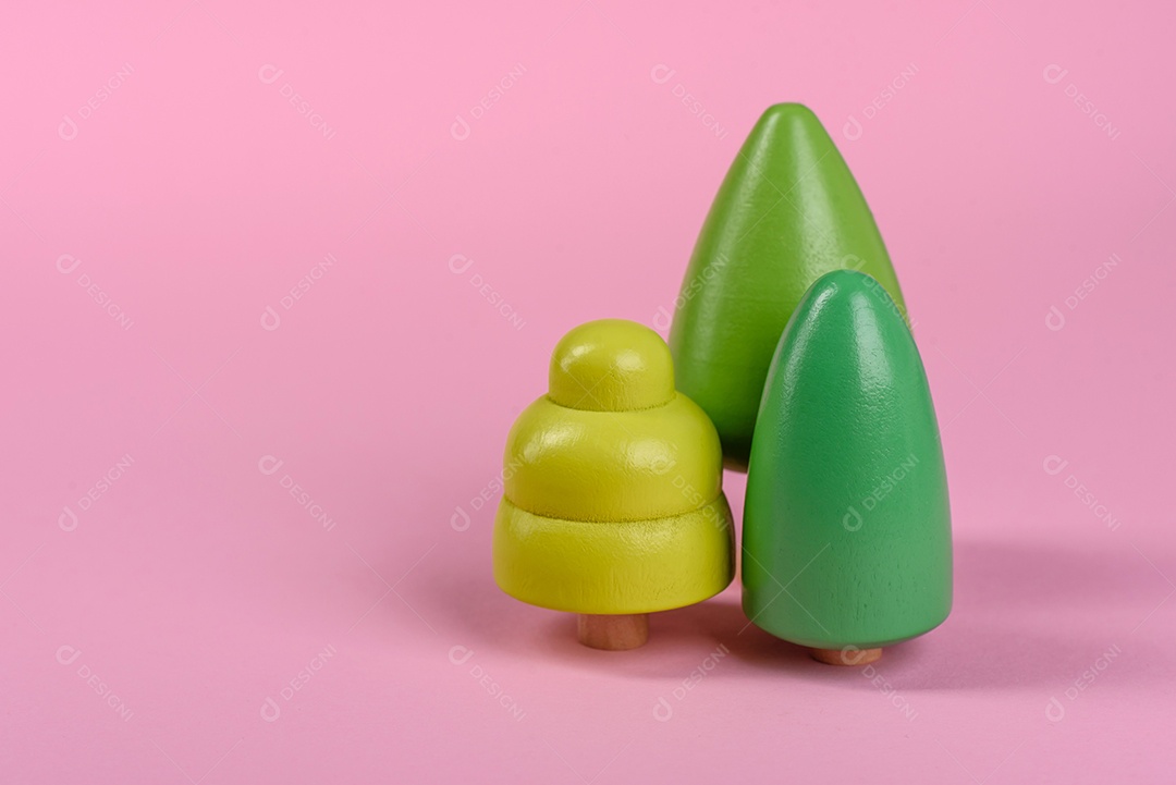 Casa de brinquedo de madeira como base conceitual para compra de imóveis, aluguel de casa ou investimento em imóveis