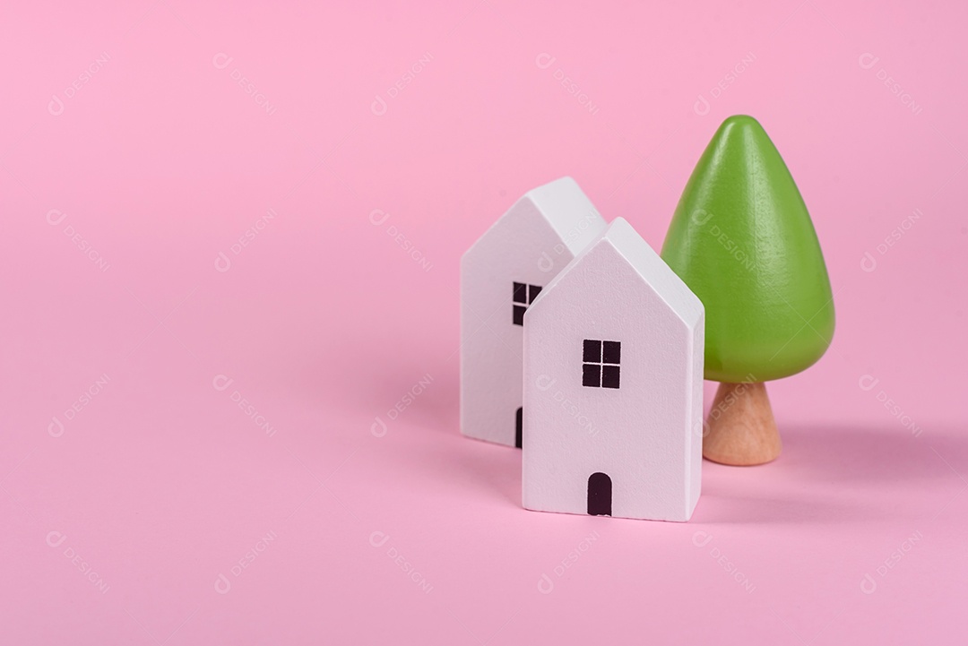 Casa de brinquedo de madeira como base conceitual para compra de imóveis, aluguel de casa ou investimento em imóveis