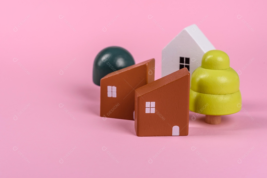 Casa de brinquedo de madeira como base conceitual para compra de imóveis, aluguel de casa ou investimento em imóveis