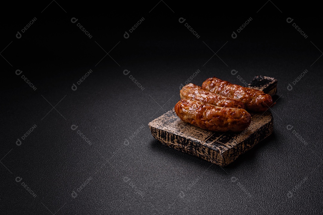 Salsichas de porco ou frango grelhadas com sal, especiarias e ervas