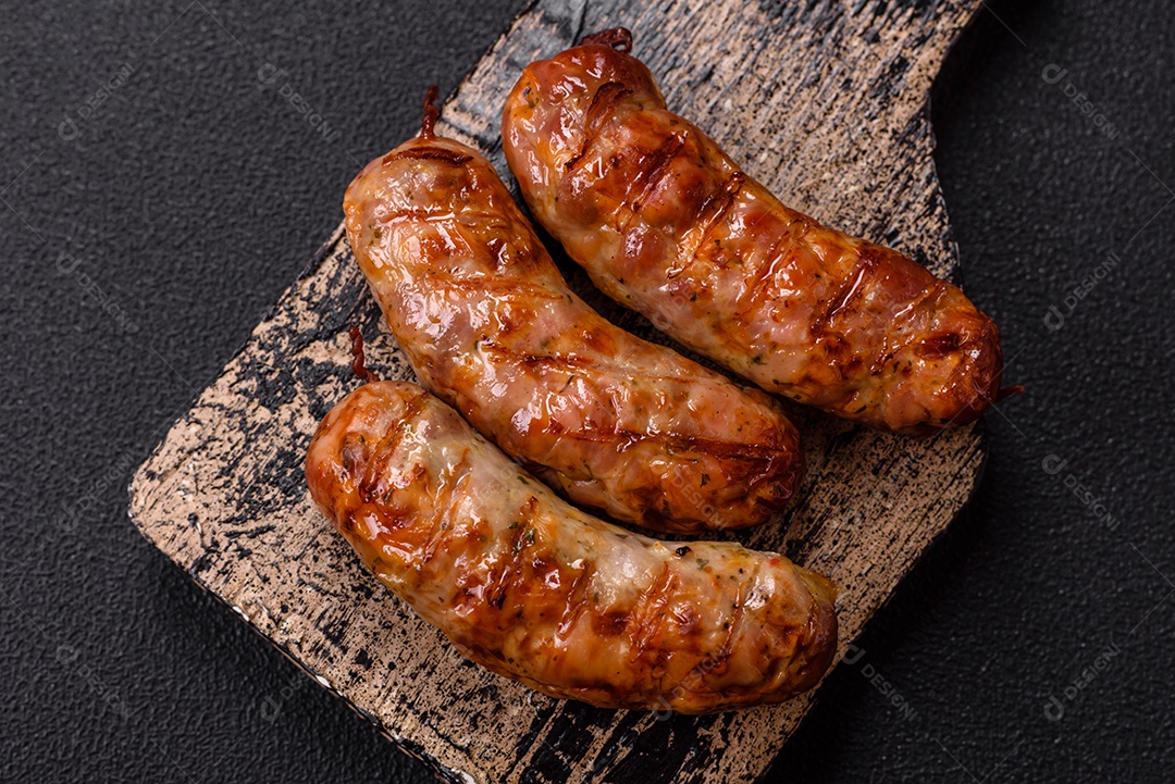 Linguiça grelhada sobre tábua de madeira