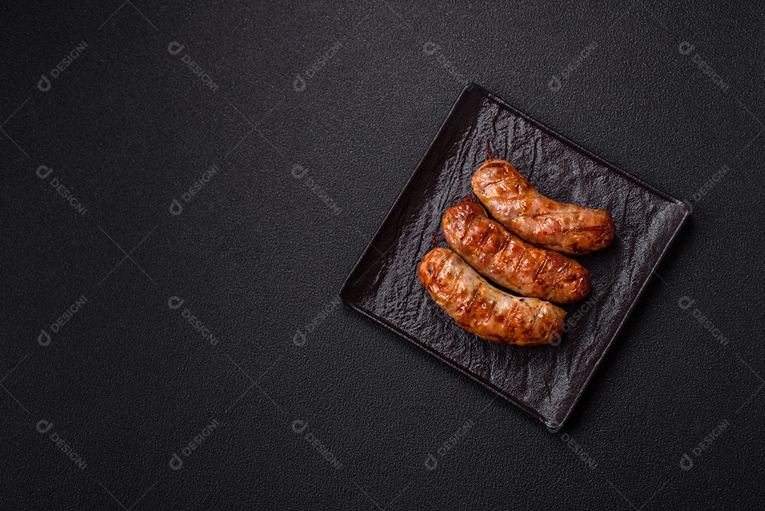 Salsichas de porco ou frango grelhadas com sal, especiarias e ervas