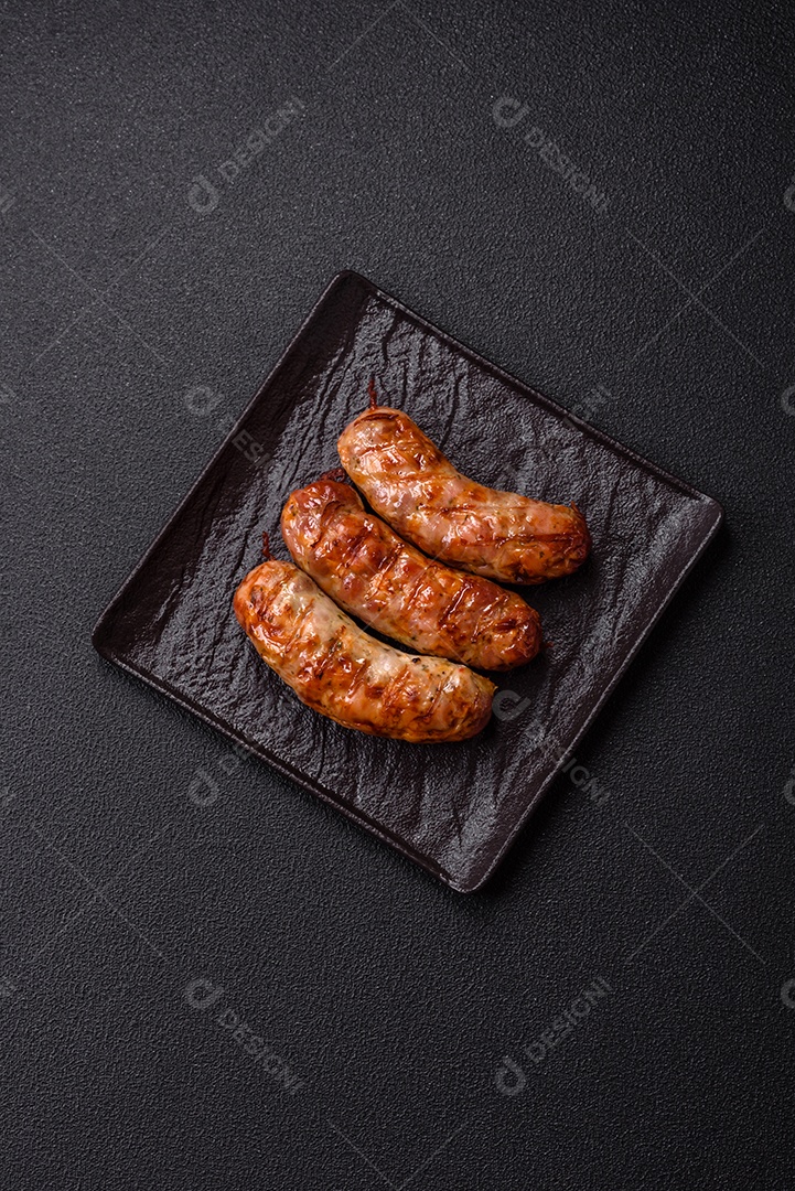 Salsichas de porco ou frango grelhadas com sal, especiarias e ervas