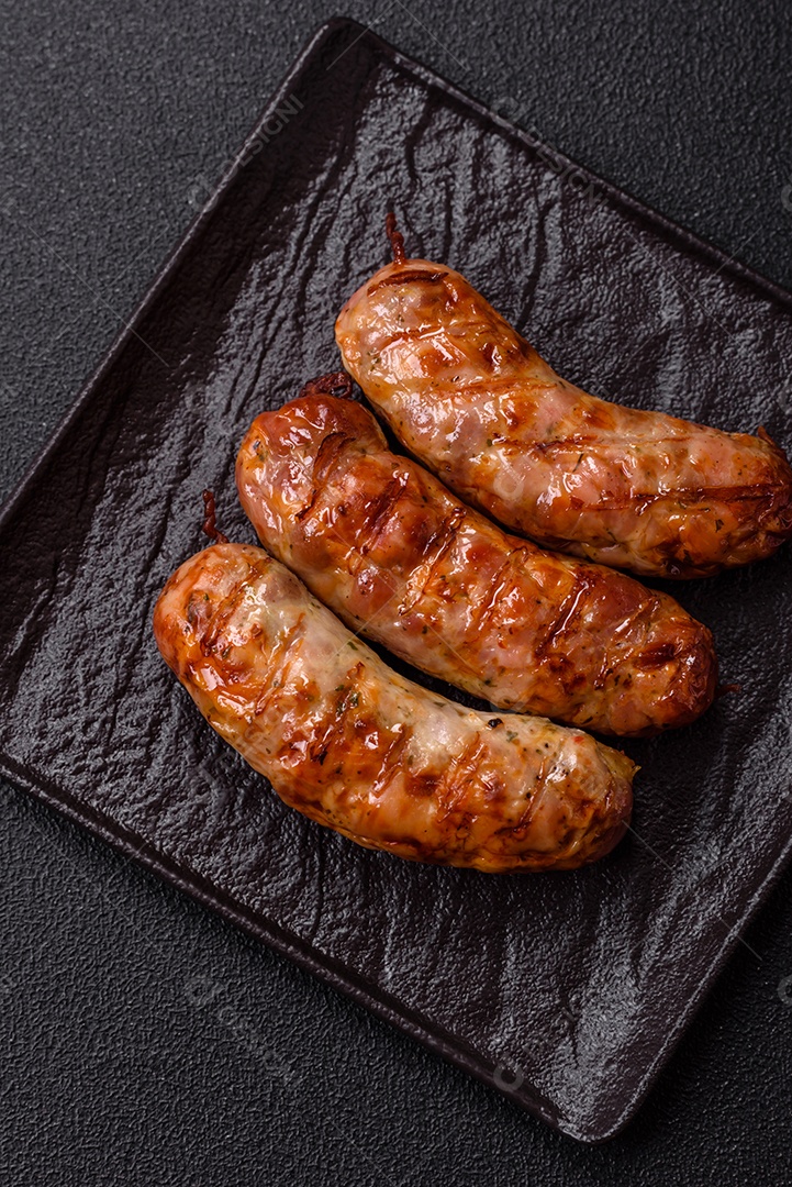 Salsichas de porco ou frango grelhadas com sal, especiarias e ervas