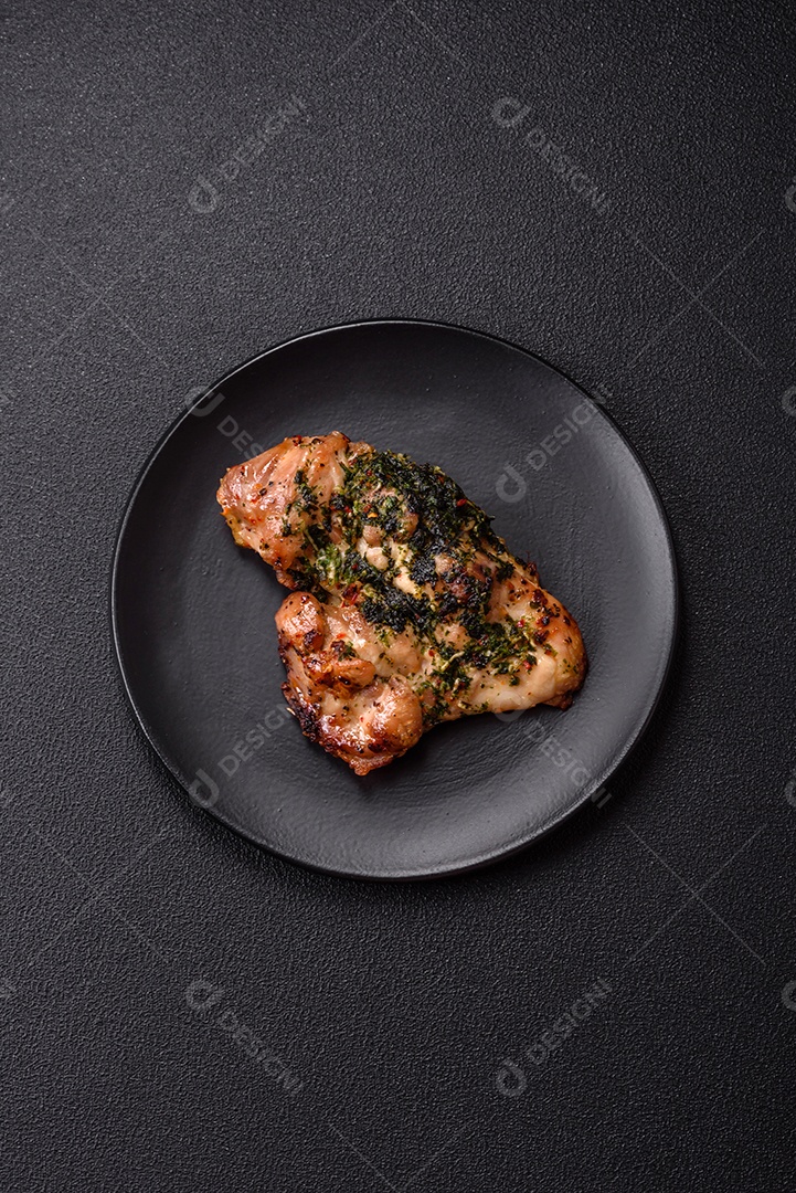 Coxa de frango desossada grelhada