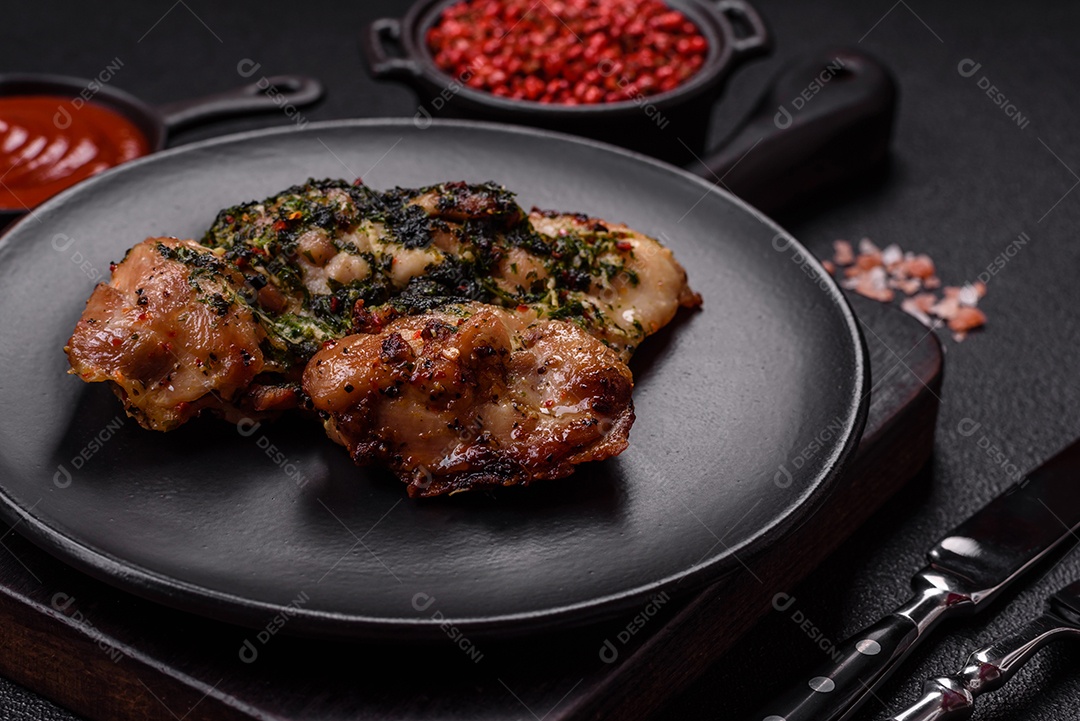 Pedaço de coxa de frango grelhado