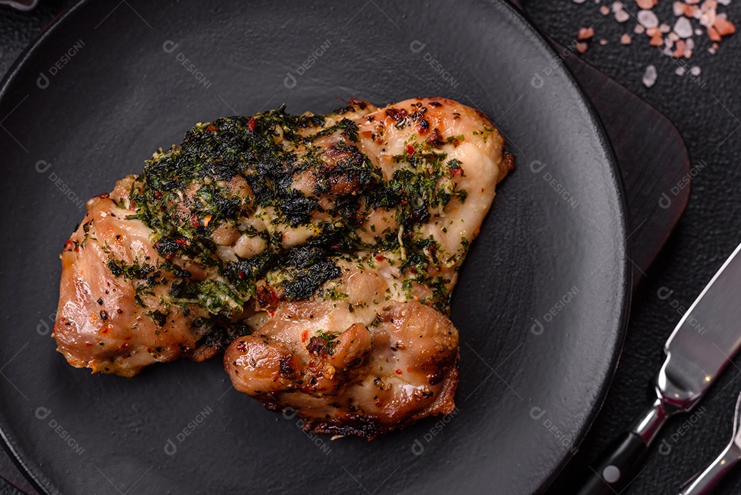 Pedaço de coxa de frango grelhado