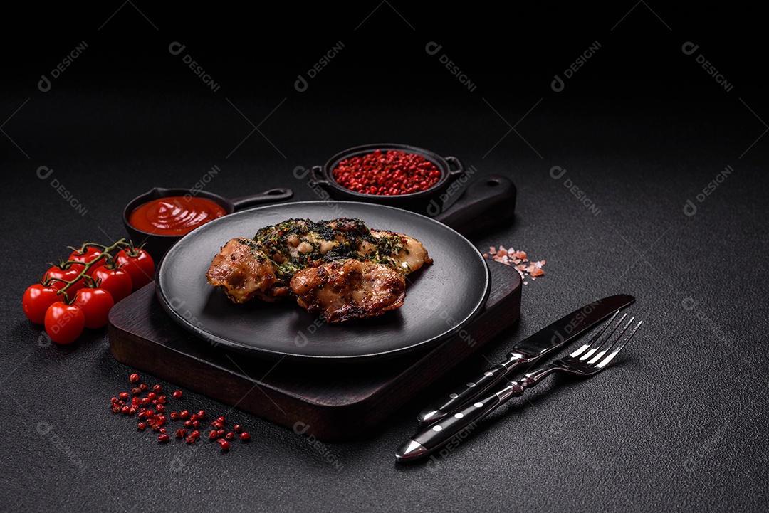 Coxa de frango desossada grelhada na frigideira