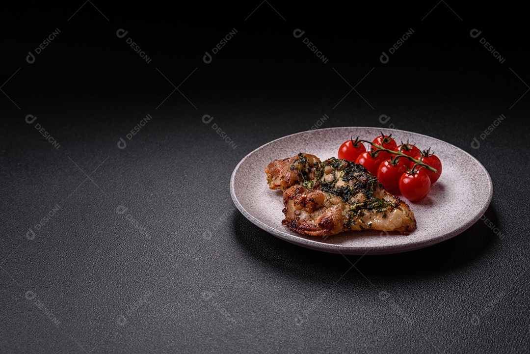 Coxa de frango desossada grelhada com tomate cereja