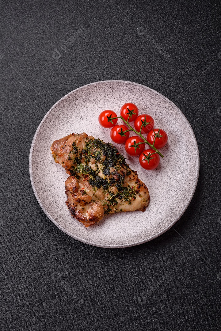 Coxa de frango desossada grelhada com tomate cereja