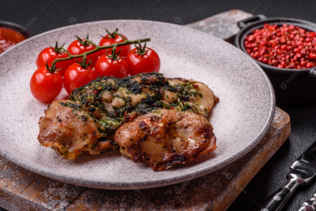 Coxa de frango grelhado com tomates