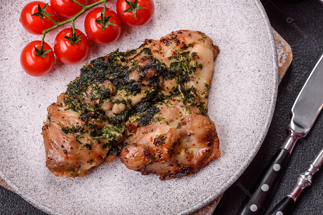 Coxa de frango grelhado com tomates