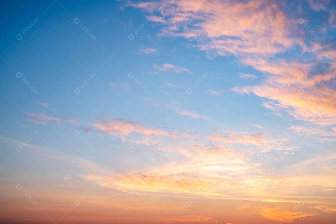 Um céu lindo com nuvens