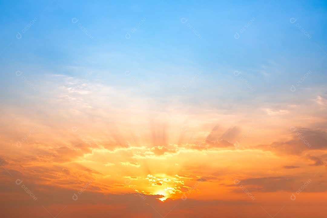 Lindo céu ensolarado