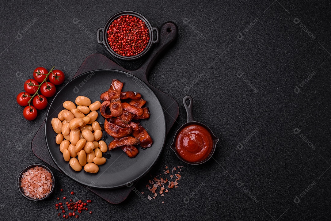 Delicioso feijão enlatado nutritivo com tomate, com sal e temperos como complemento de alto teor calórico para o café da manhã