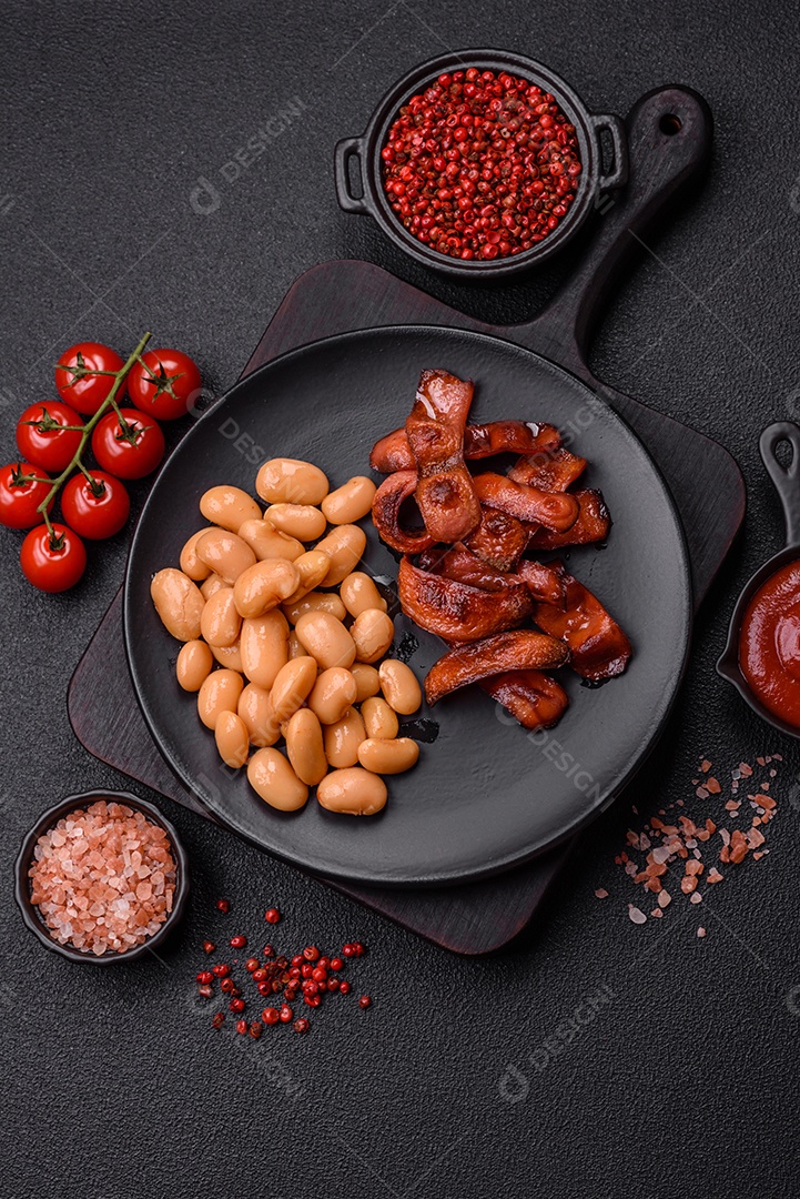 Delicioso feijão enlatado nutritivo com tomate, com sal e temperos como complemento de alto teor calórico para o café da manhã