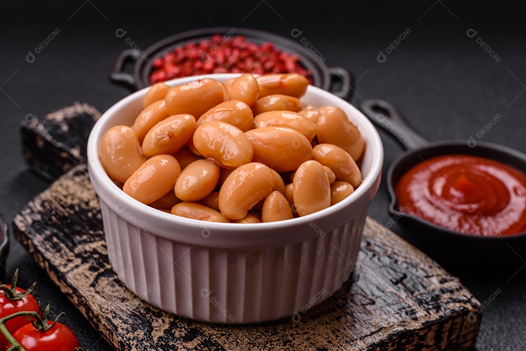 Café da manhã inglês com ovos fritos, bacon, feijão, tomate, especiarias e ervas. Um início de dia saudável e nutritivo