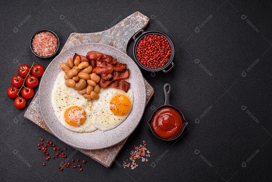 Café da manhã inglês com ovos fritos, bacon, feijão, tomate, especiarias e ervas. Um início de dia saudável e nutritivo