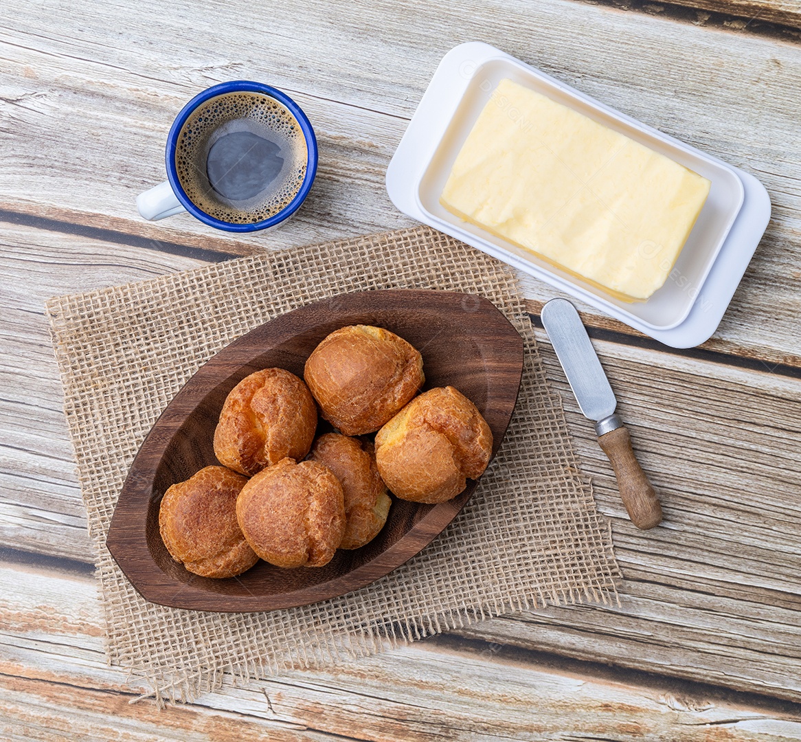 Travessa de madeira com broas deliciosa café e manteiga