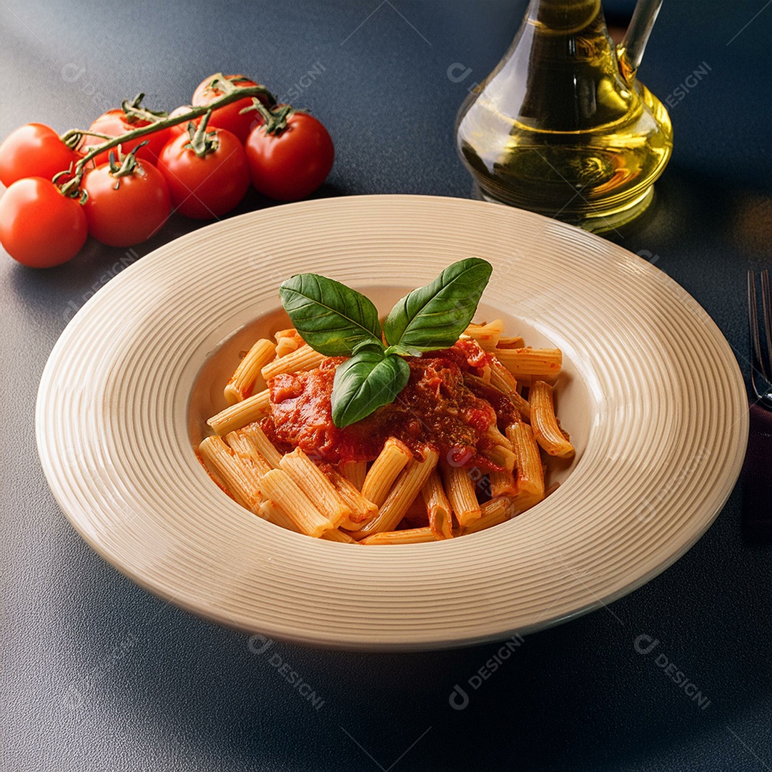 Macarrão espaguete em prato com molho de tomate e queijo parmesão