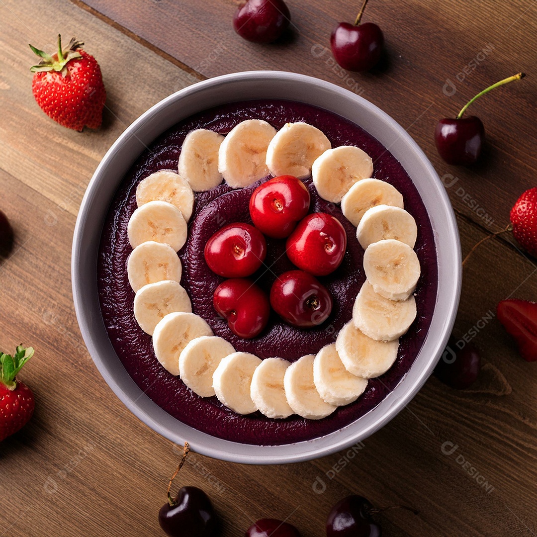 Vista superior de uma tigela cheia de açaí cremoso com cerejas e morangos por cima