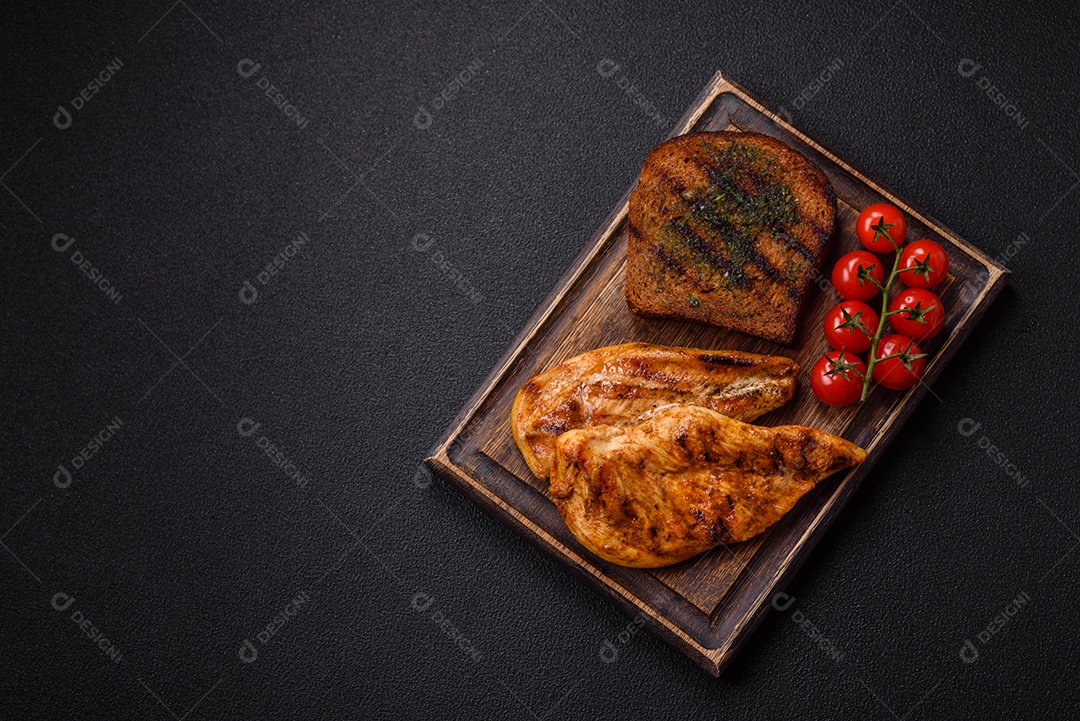 Deliciosos croutons crocantes ou bruschetta de pão integral com molho de alho e ervas sobre um fundo escuro de concreto