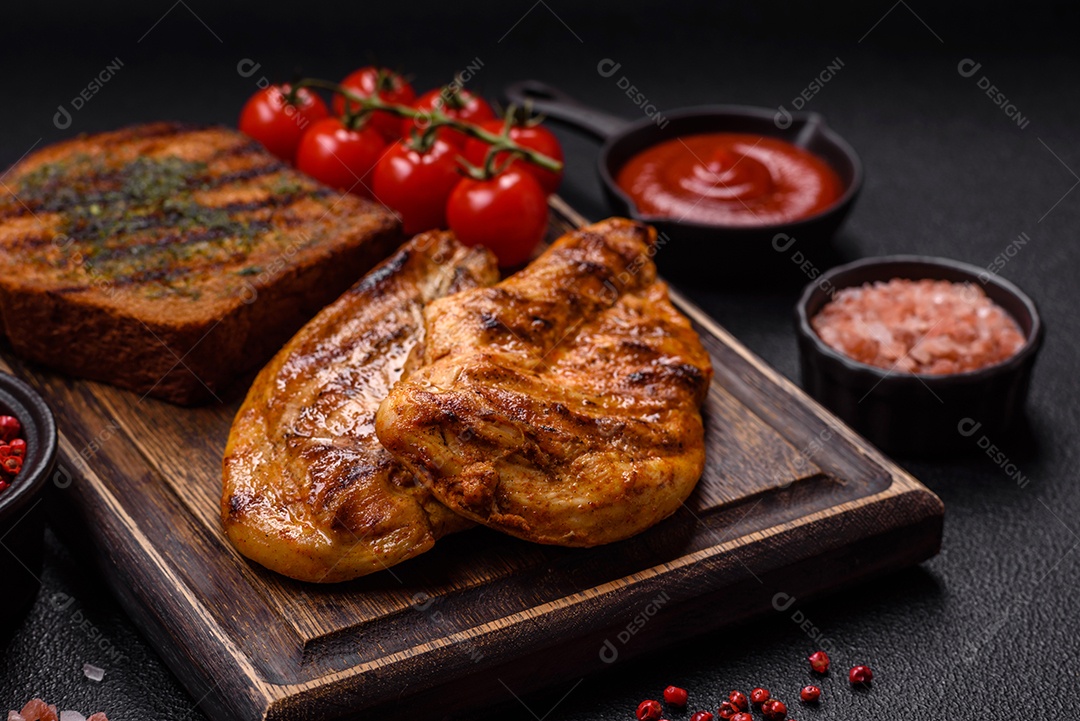 Deliciosos croutons crocantes ou bruschetta de pão integral com molho de alho e ervas sobre um fundo escuro de concreto