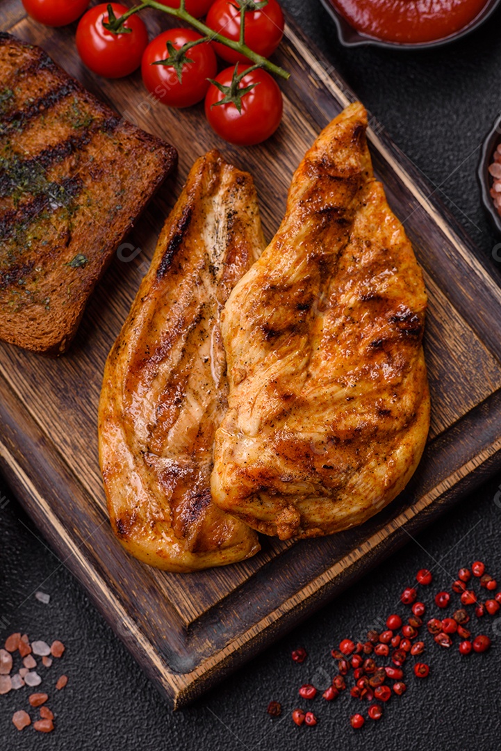 Deliciosos croutons crocantes ou bruschetta de pão integral com molho de alho e ervas sobre um fundo escuro de concreto