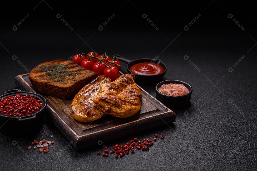 Deliciosos croutons crocantes ou bruschetta de pão integral com molho de alho e ervas sobre um fundo escuro de concreto