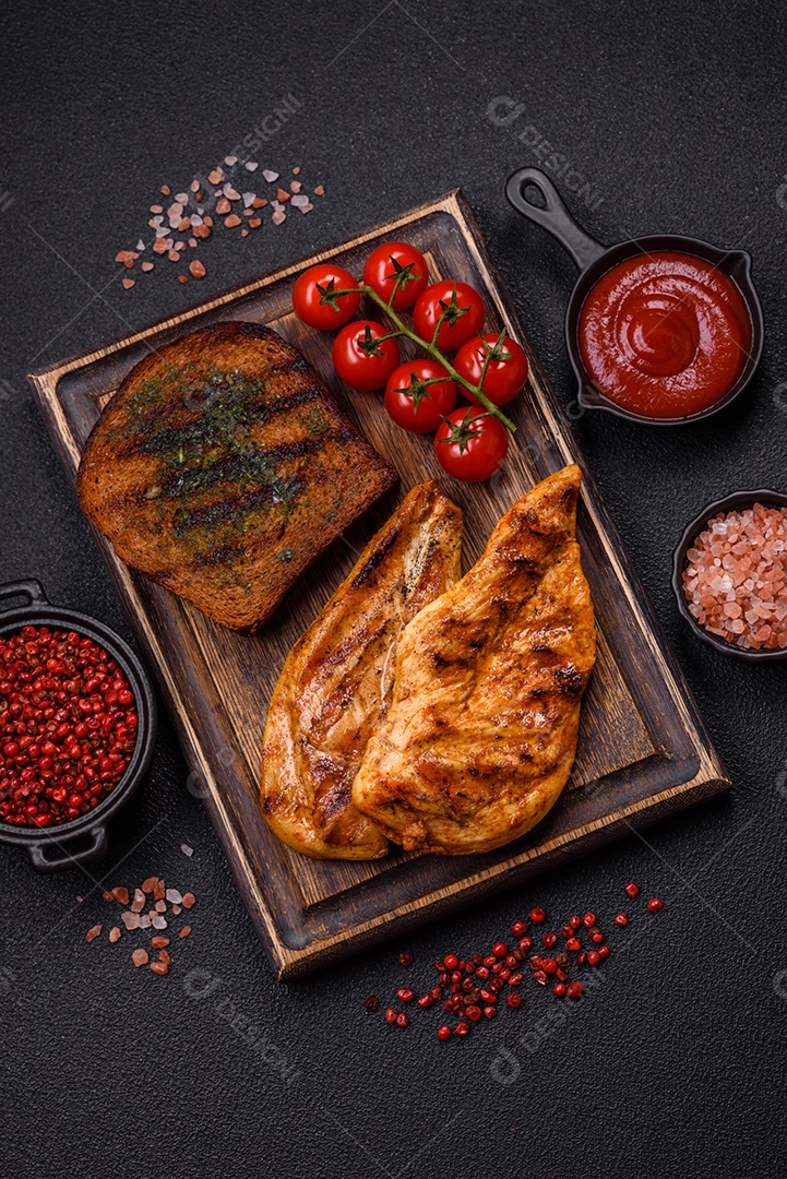 Deliciosos croutons crocantes ou bruschetta de pão integral com molho de alho e ervas sobre um fundo escuro de concreto