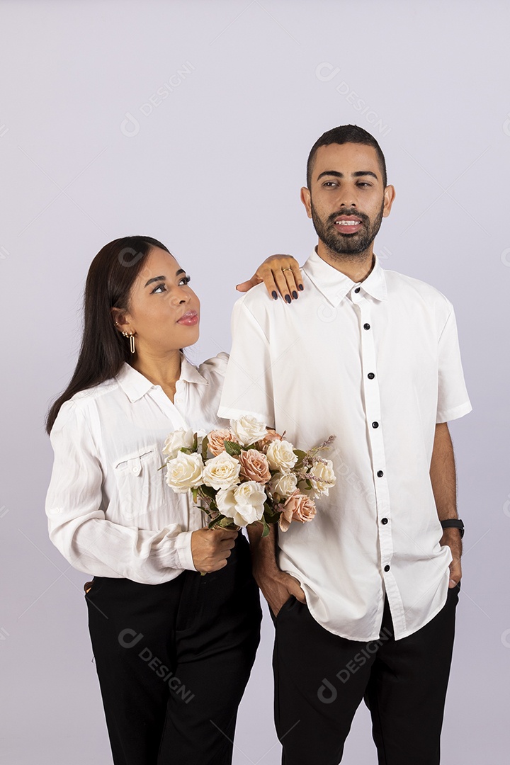 Casal felizes se abraçando e sorrindo