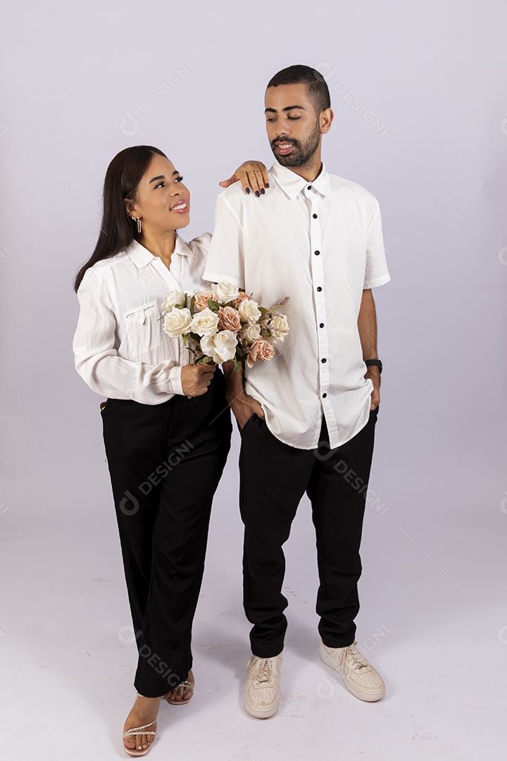 Casal felizes se abraçando e sorrindo