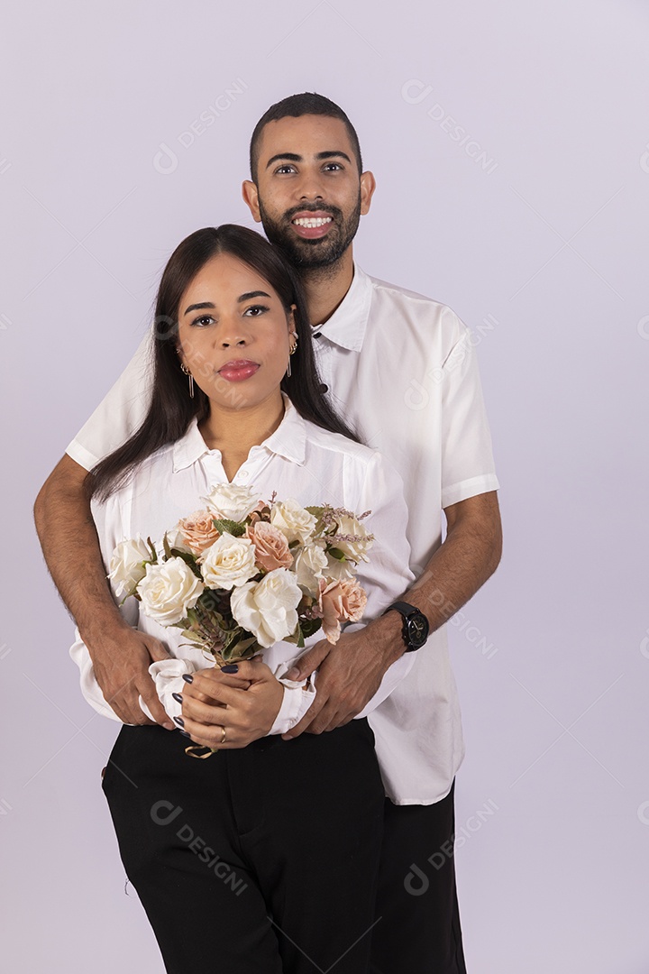 Casal abraçados e felizes com buque