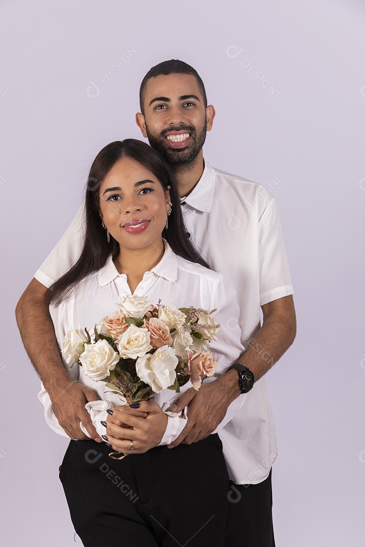 Casal lindo jovem abraçados com buque