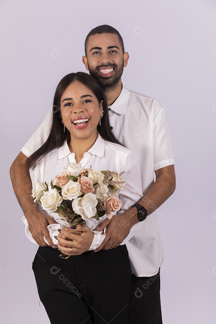 Casal apaixonado felizes com buque