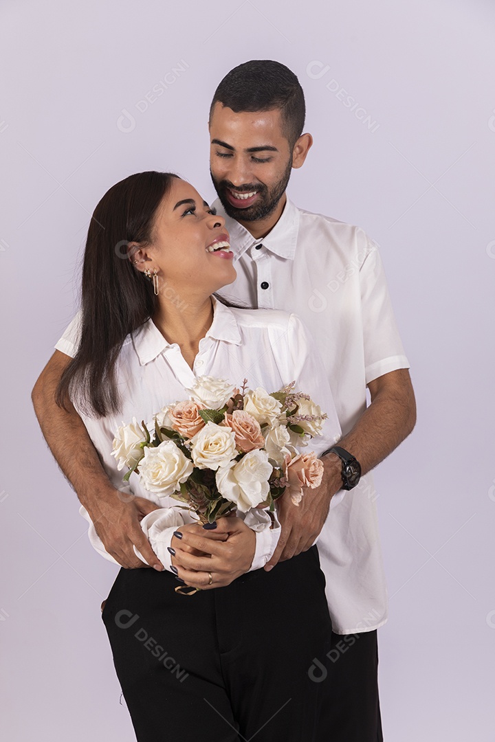 Casal felizes se abraçando e sorrindo