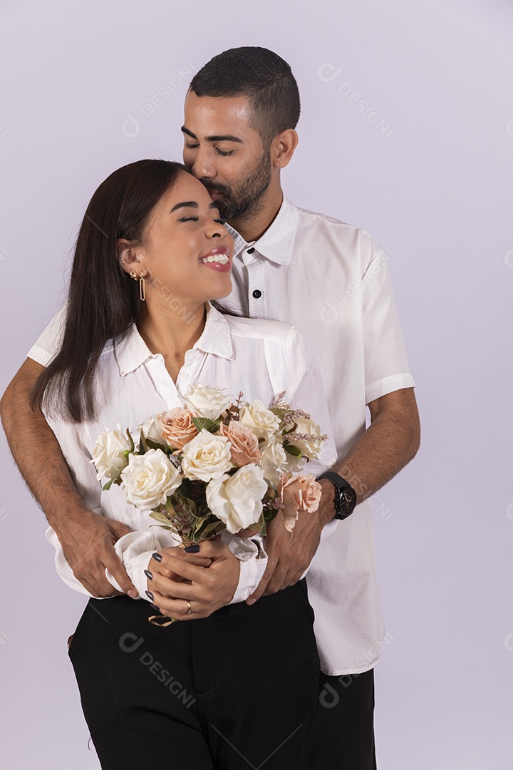 Casal felizes se abraçando e sorrindo com carinho