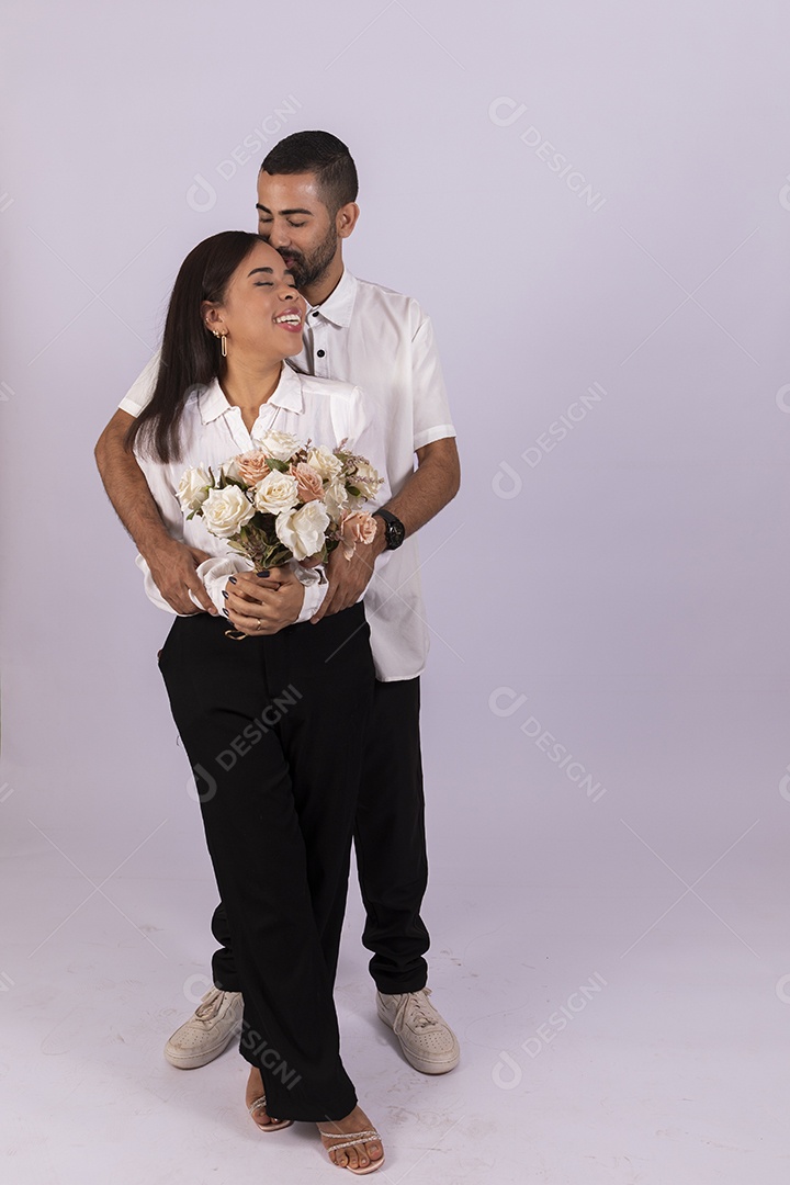 Casal apaixonados felizes abraçados