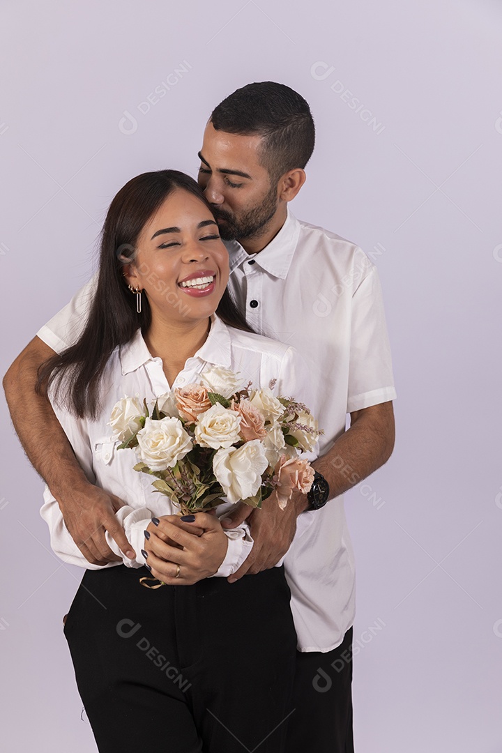 Casal de jovens apaixonados abraçados