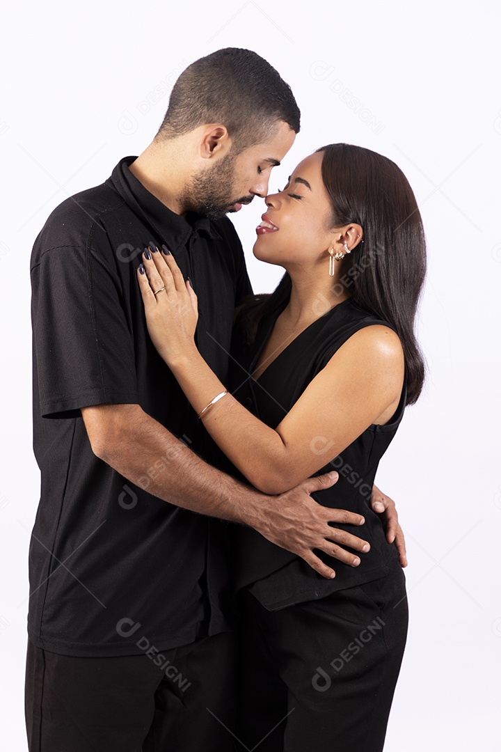 Casal felizes se abraçando e sorrindo com carinho