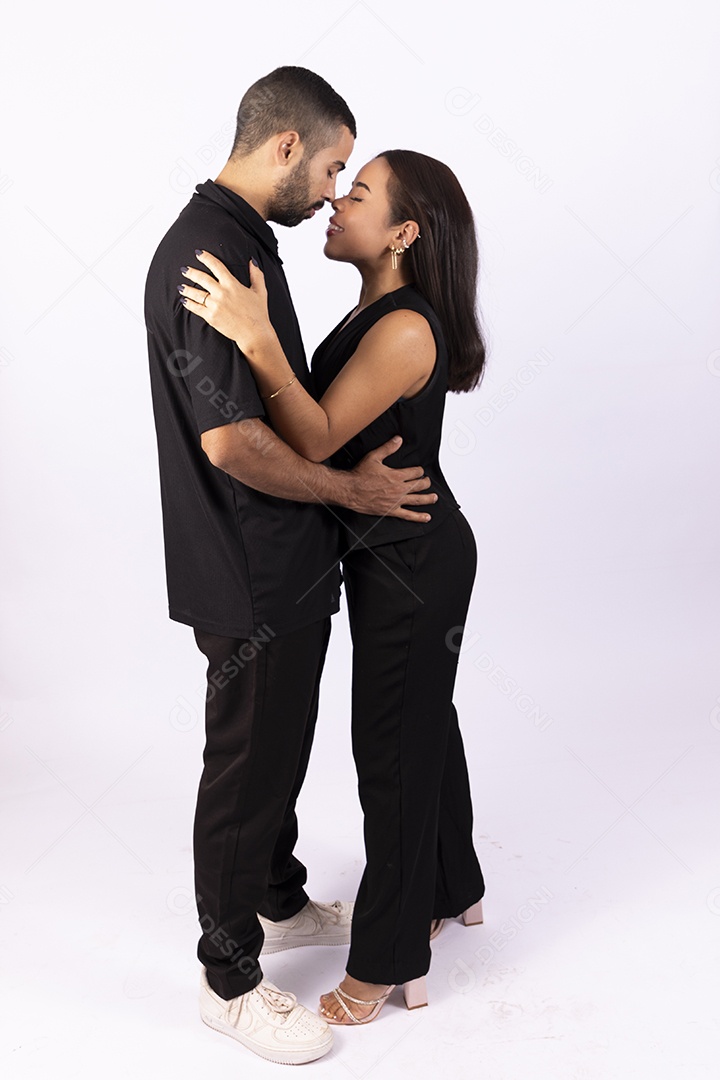 Casal felizes se abraçando e sorrindo com carinho