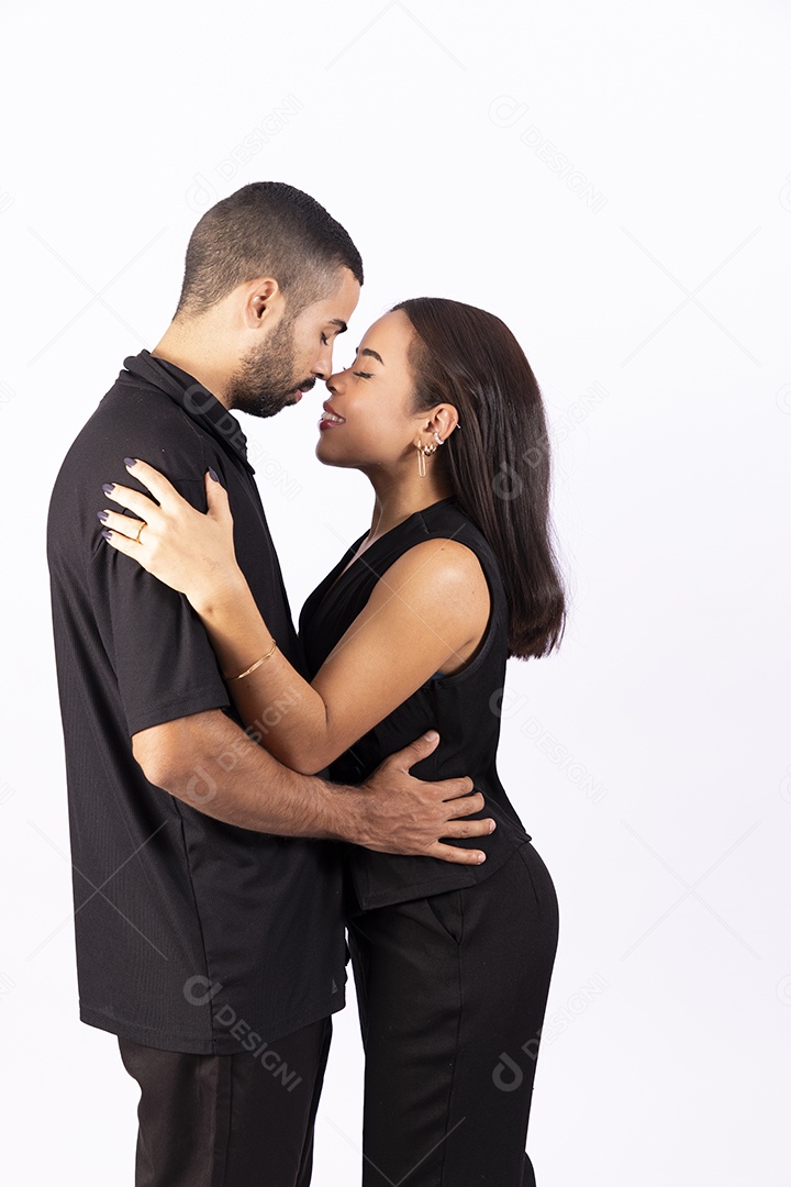 Casal de apaixonados com carinho