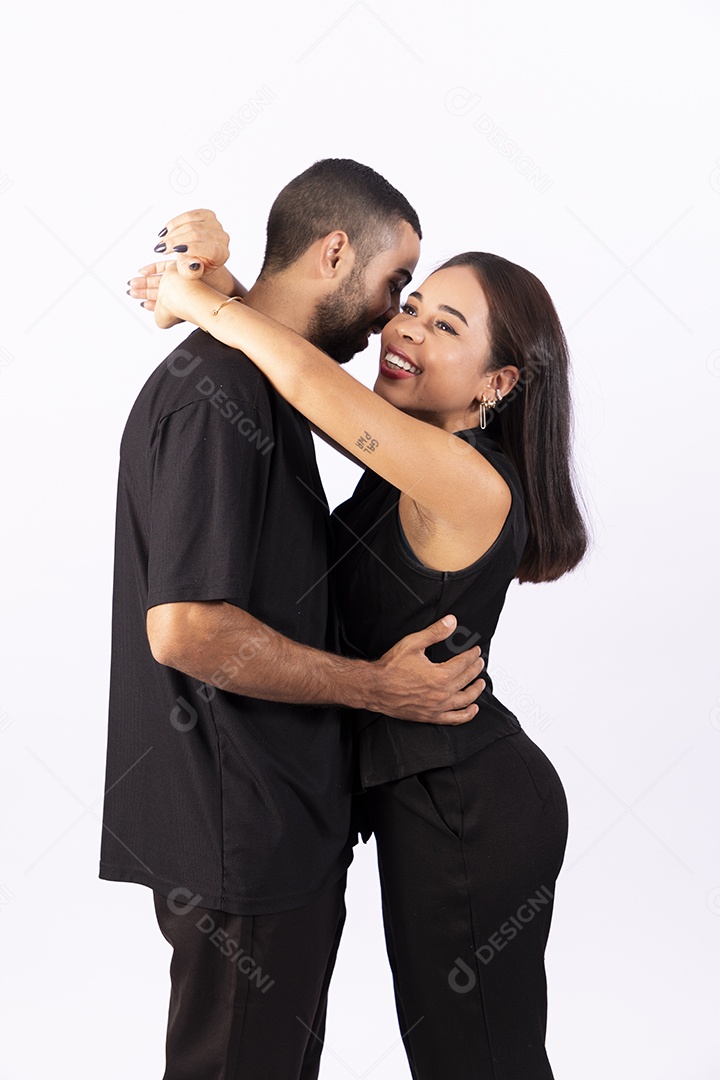 Casal fofo jovem abraçados