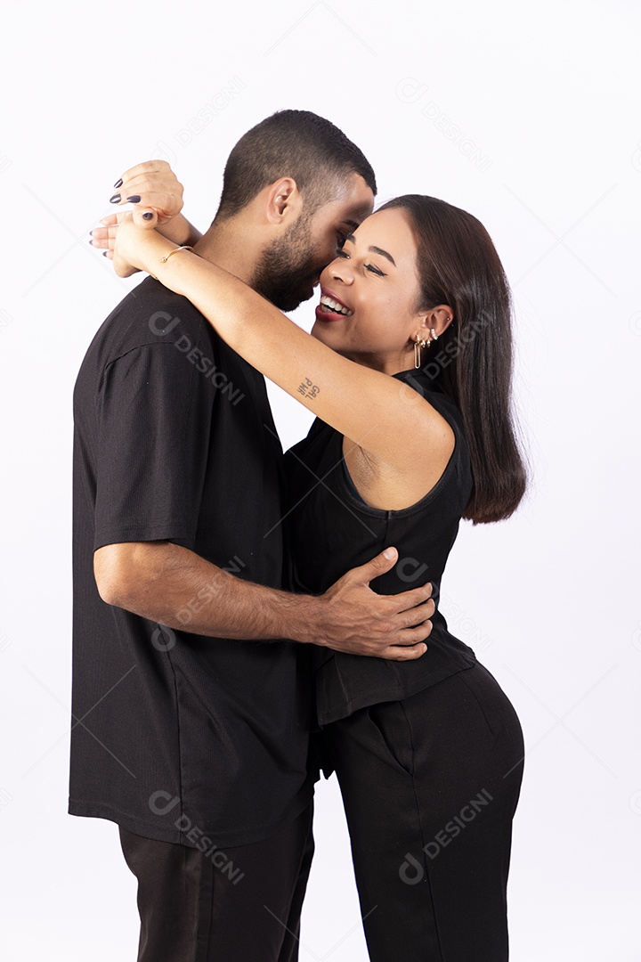 Casal felizes se abraçando e sorrindo