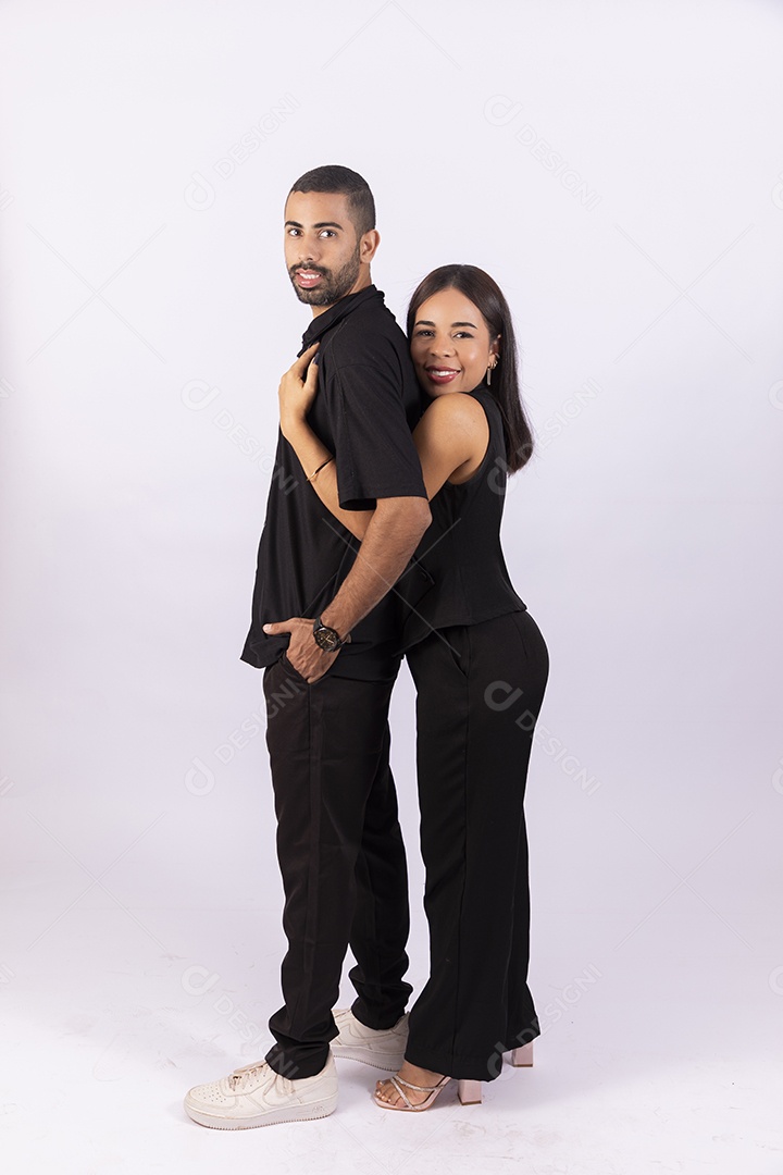 Casal abraçados e felizes