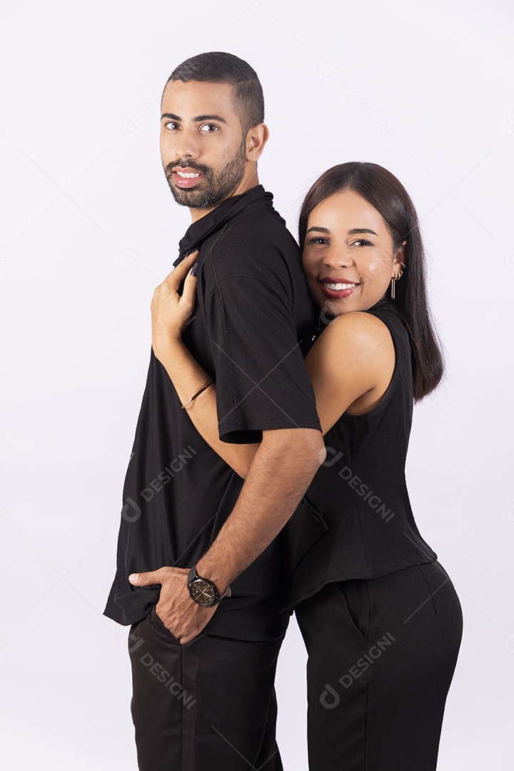 Mulher abraçando seu amado por trás