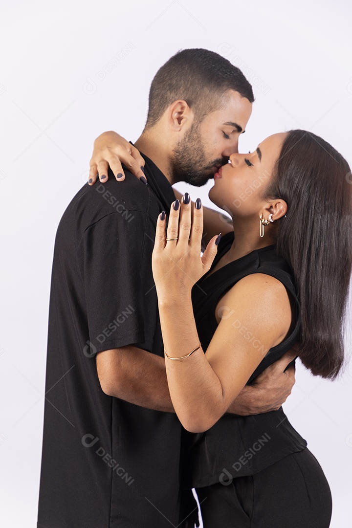 Casal apaixonados se beijando