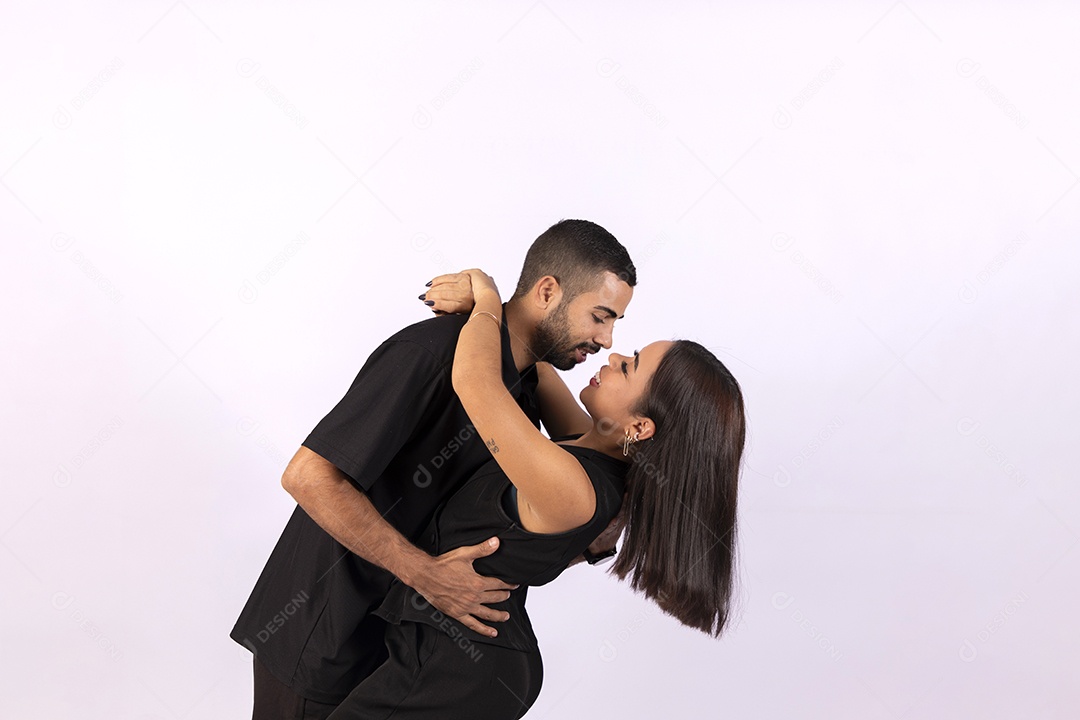 Casal felizes se abraçando e sorrindo