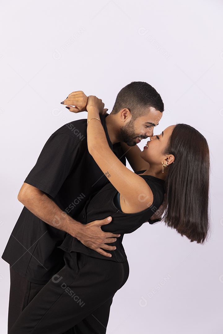 Casal felizes se abraçando e sorrindo